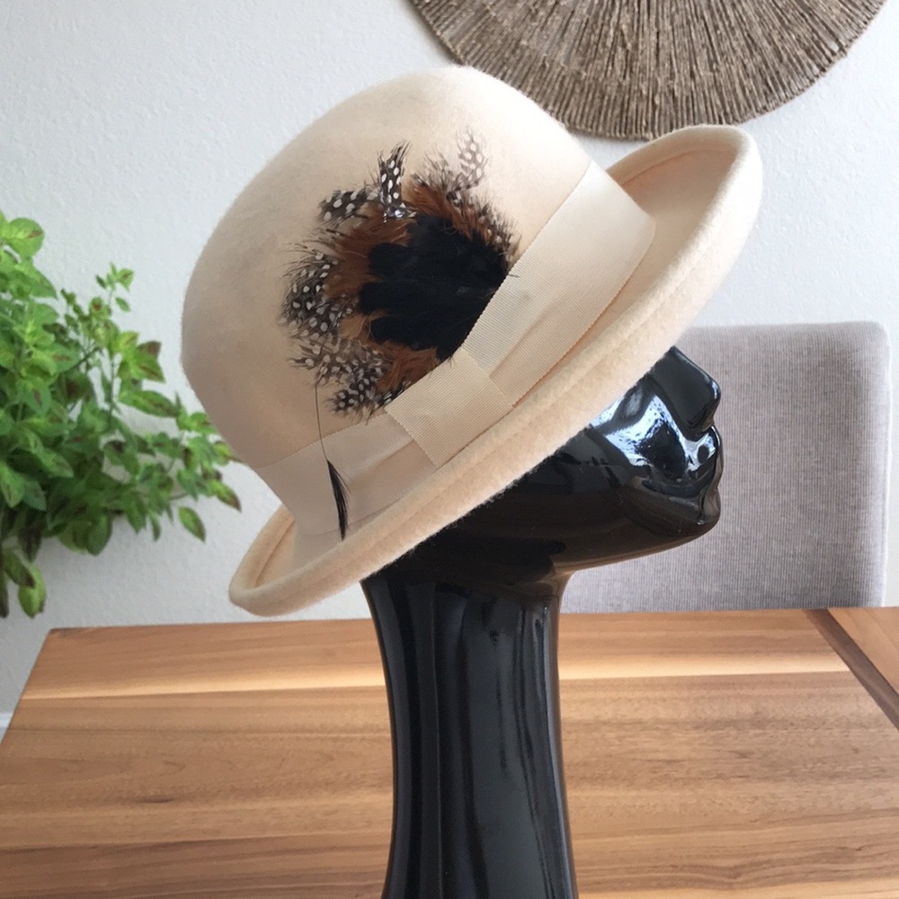 SetMar Newyork Hat with beautiful feathers color cream.